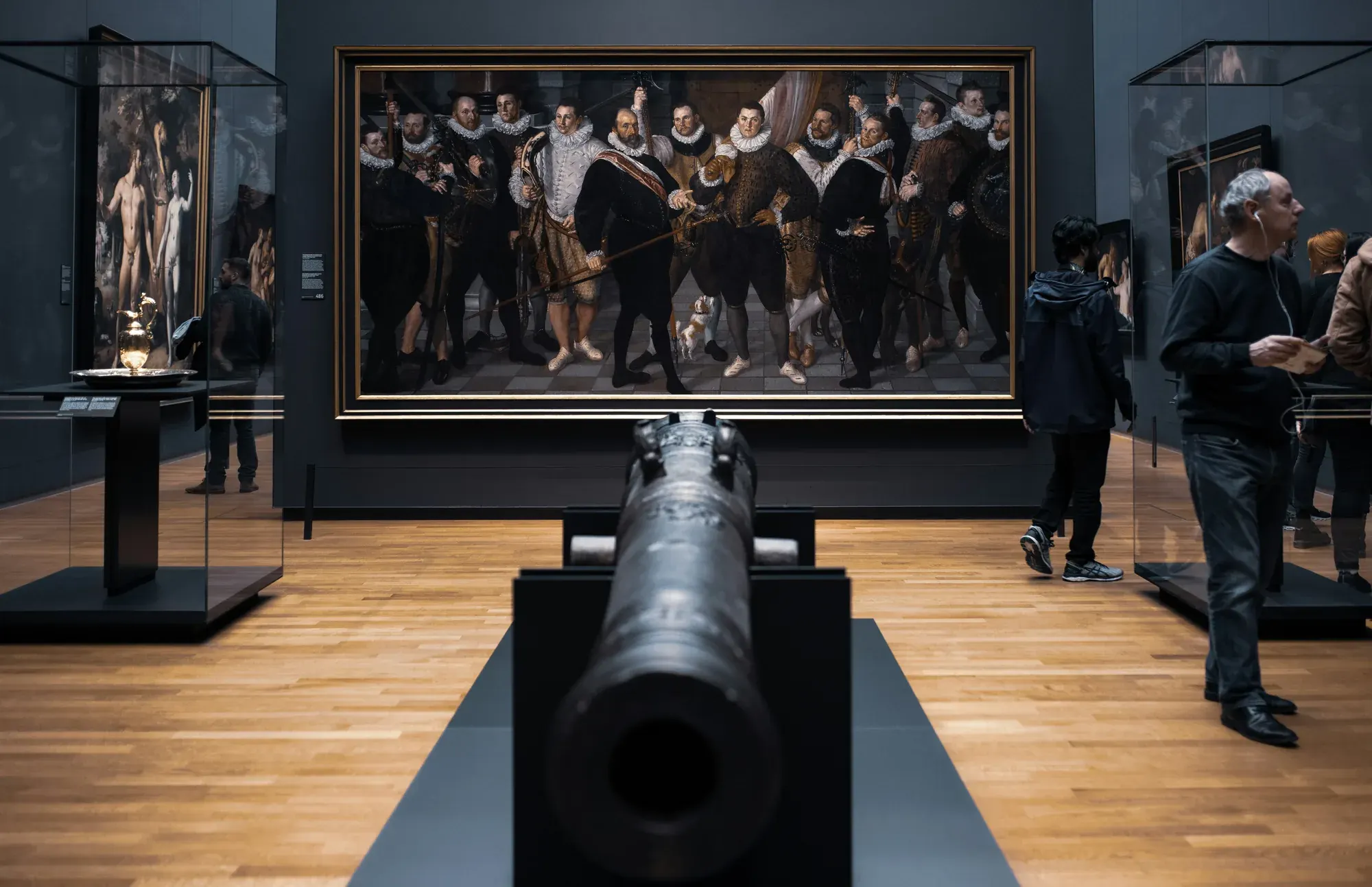 Militia group portraits and a bronze cannon in a Rijksmuseum gallery, Amsterdam