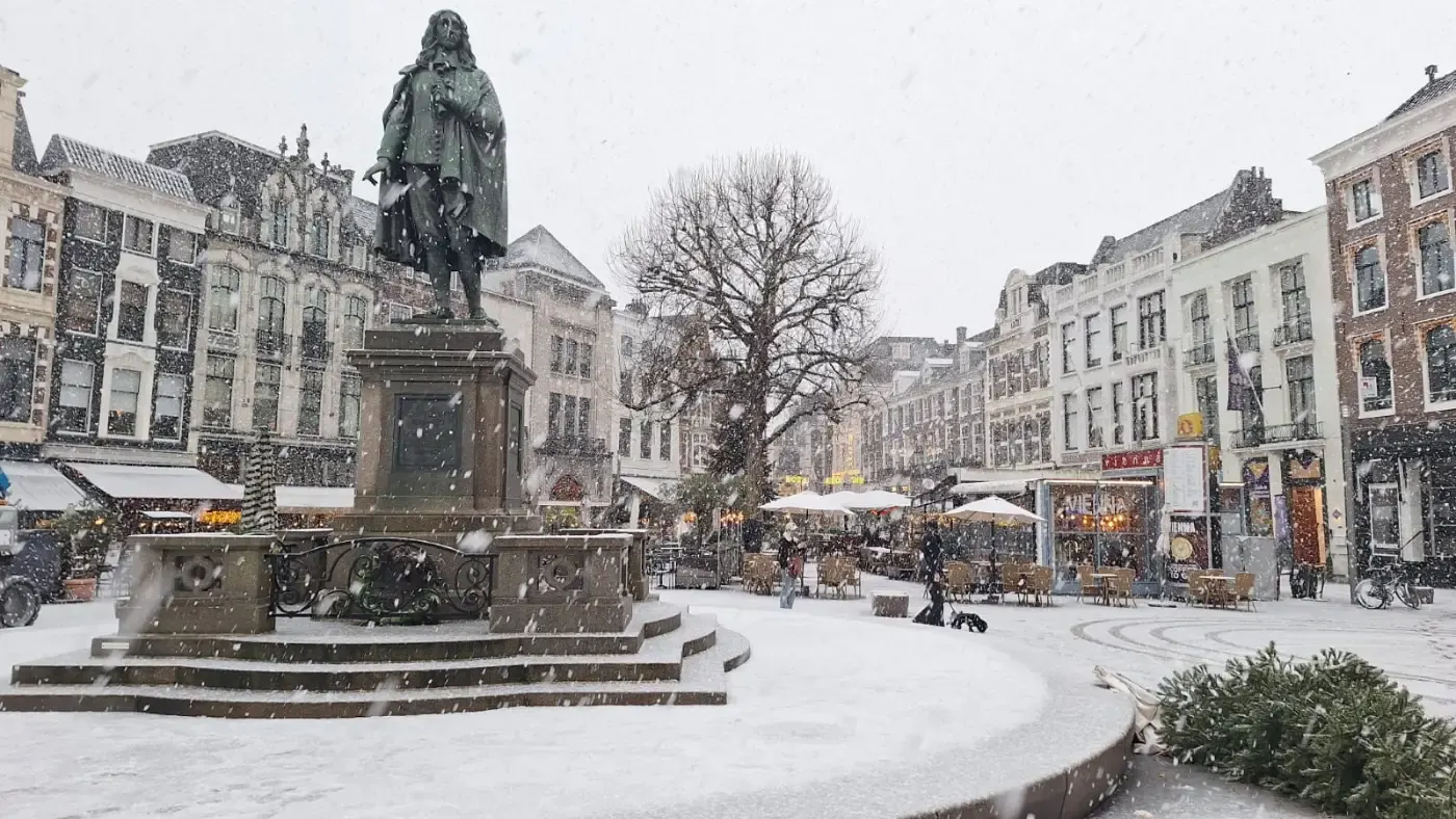 Statue of Johan de Witt in a snowy The Hague.