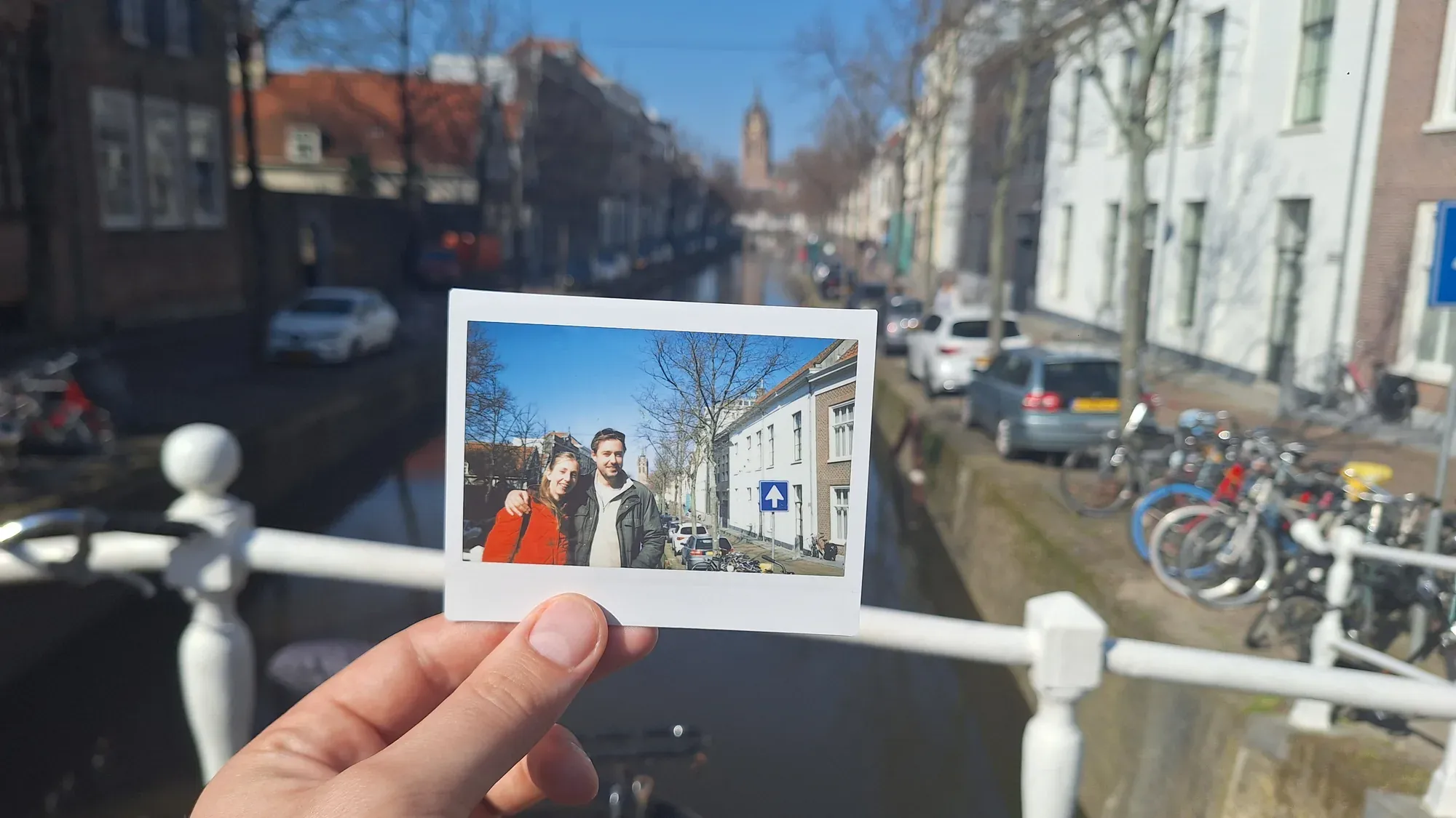 Ein Polaroid, hochgehalten an der Gracht Oude Delft während eines Stadtrundgangs durch Delft