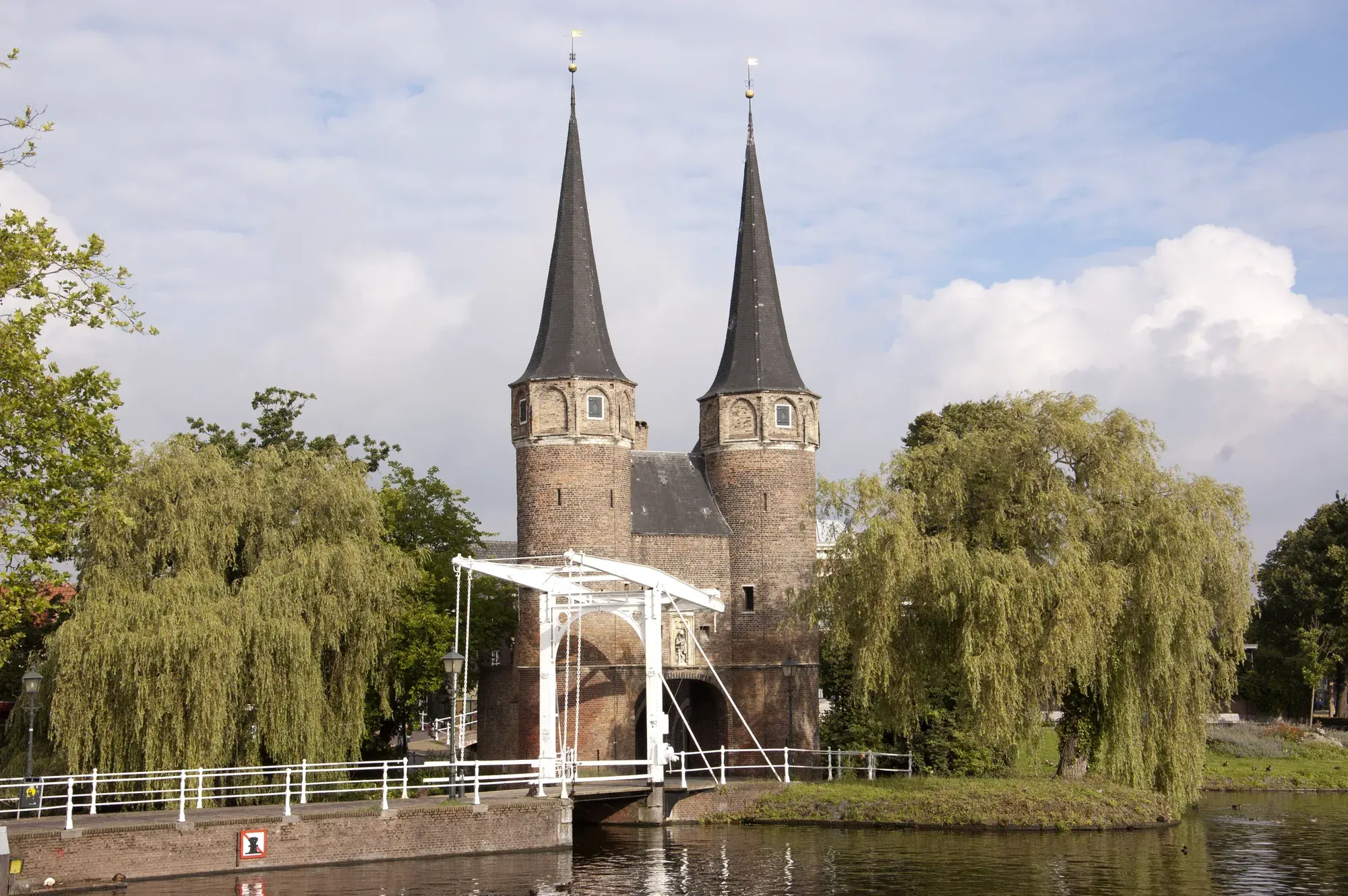 Die Oostpoort, das letzte erhaltene Stadttor von Delft, mit Doppeltürmen und Zugbrücke