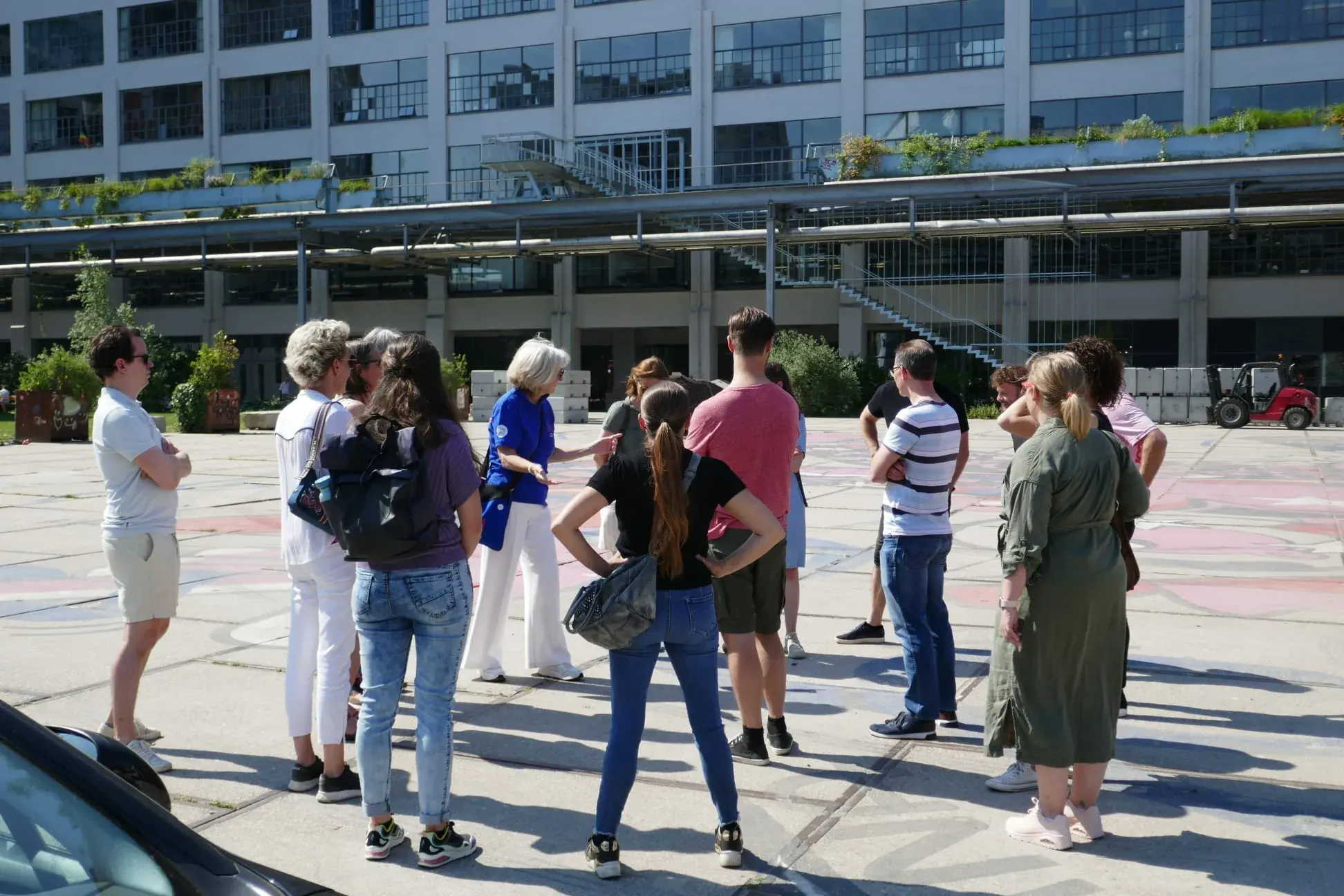 A large tour group on the Ketelhuisplein at Strijp-S, Eindhoven