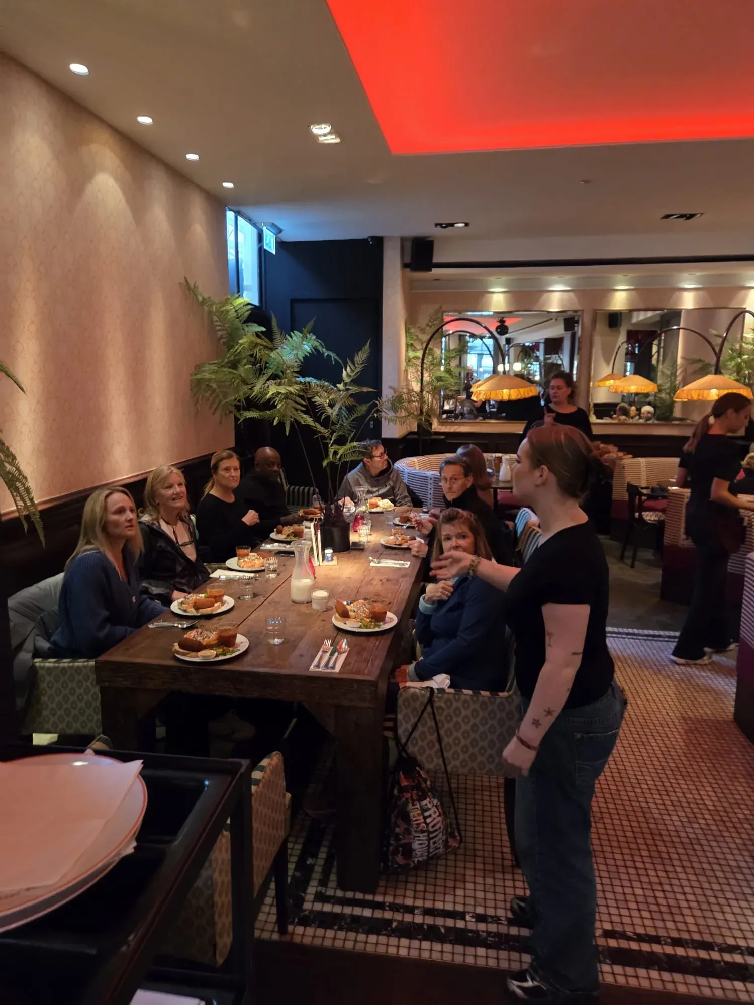 Eine Gruppe beim Mittagessen im Restaurant De Zalm am Markt in Gouda