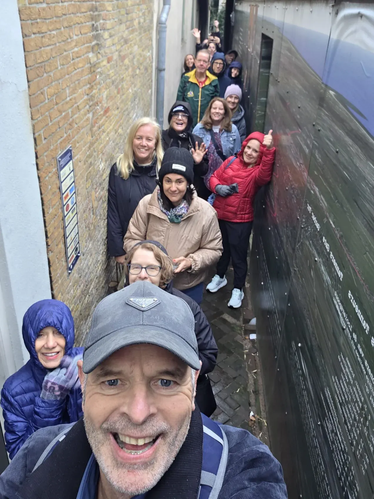 Ein Selfie des Guides mit seiner Gruppe in einer der engen Gassen von Gouda