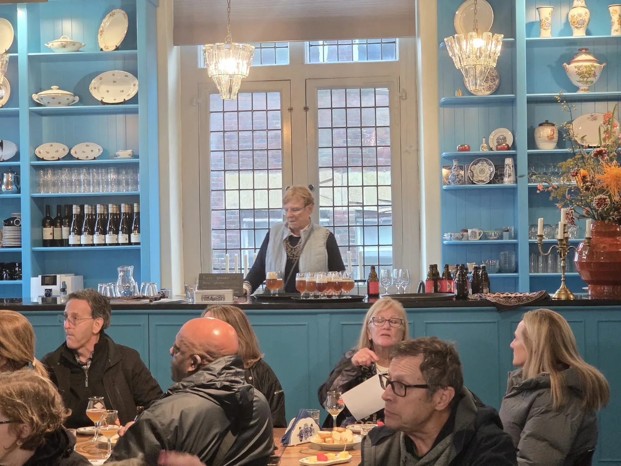 Gäste an der Bar der Goudse Waag, während die Käse- und Bierverkostung eingeschenkt wird, Gouda