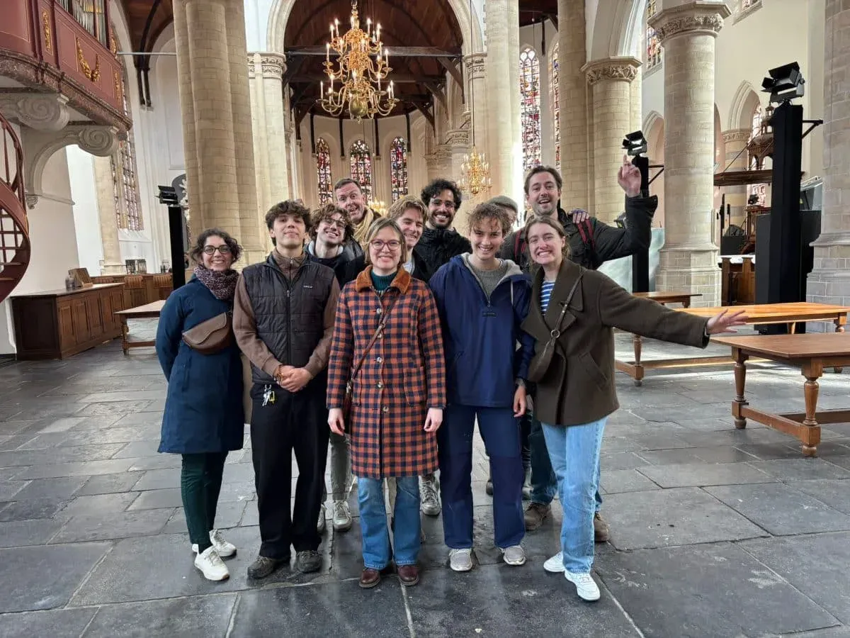 De gidsen van Holland City Tours samen in de Nieuwe Kerk in Delft