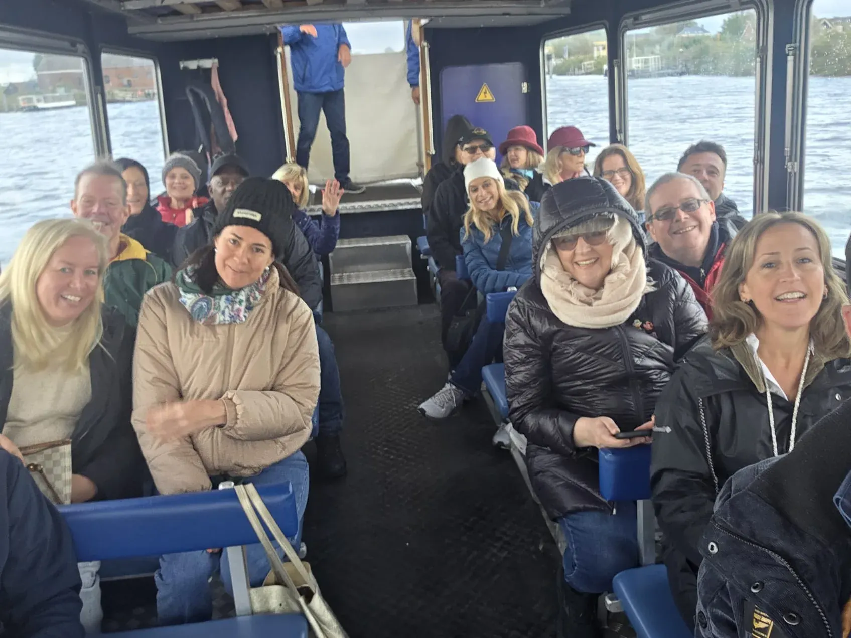 Eine Gruppe an Bord des WaterShuttle von Rotterdam nach Kinderdijk