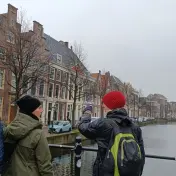 Eine Reisegruppe mit ihrem Guide an der Gracht Rapenburg in Leiden