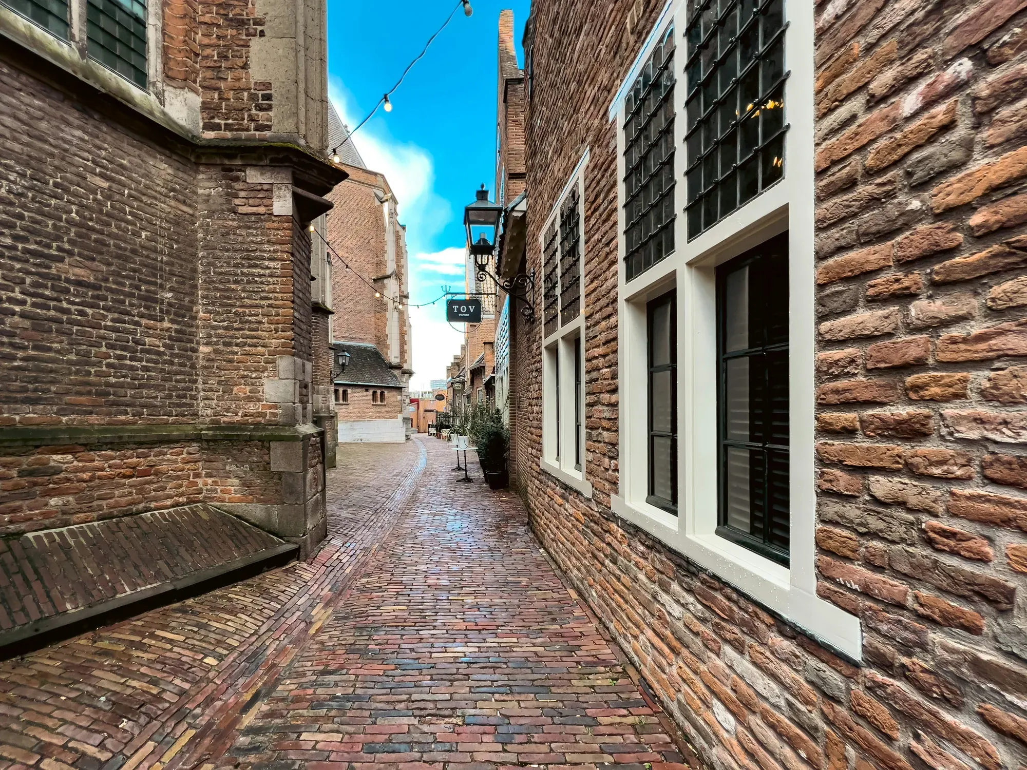 A narrow cobbled alley running alongside the Sint-Stevenskerk in Nijmegen
