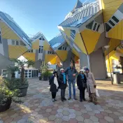 Eine private Gruppe mit ihrem Guide an den Kubushäusern nahe Blaak in Rotterdam