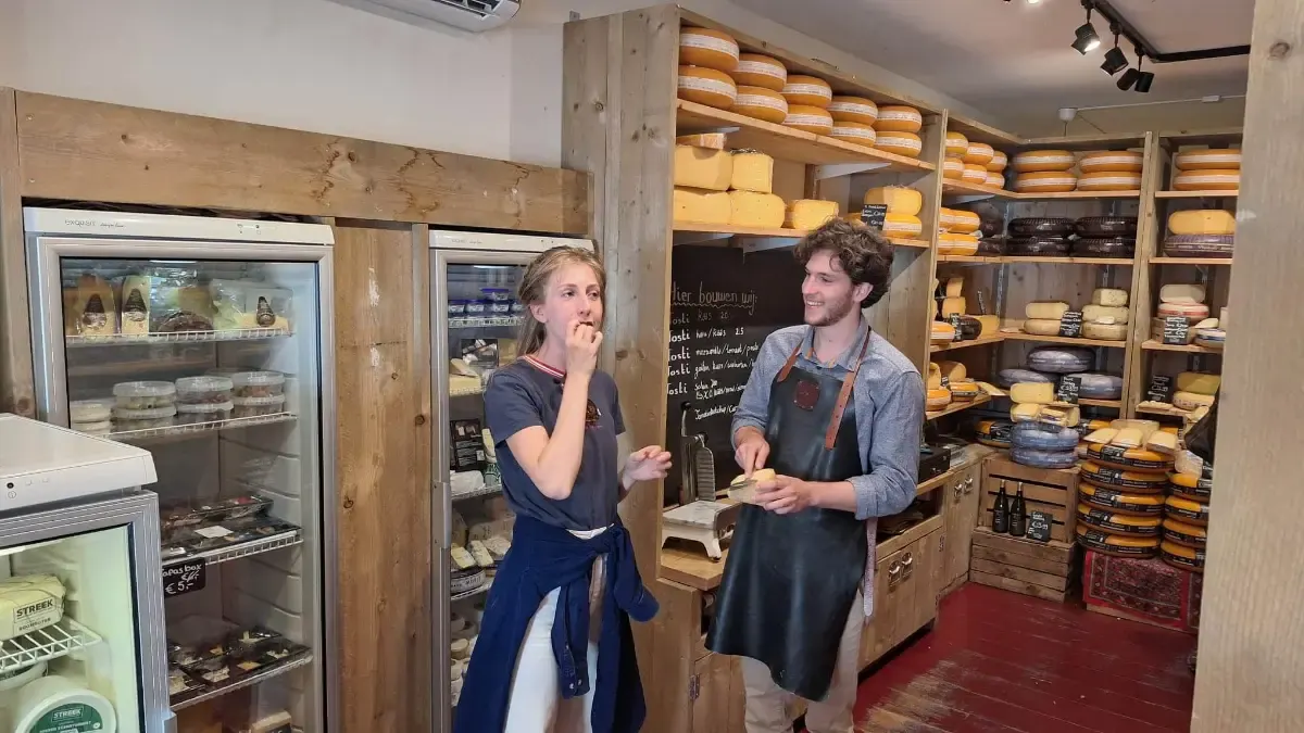 Local snacks and food stops in Delft