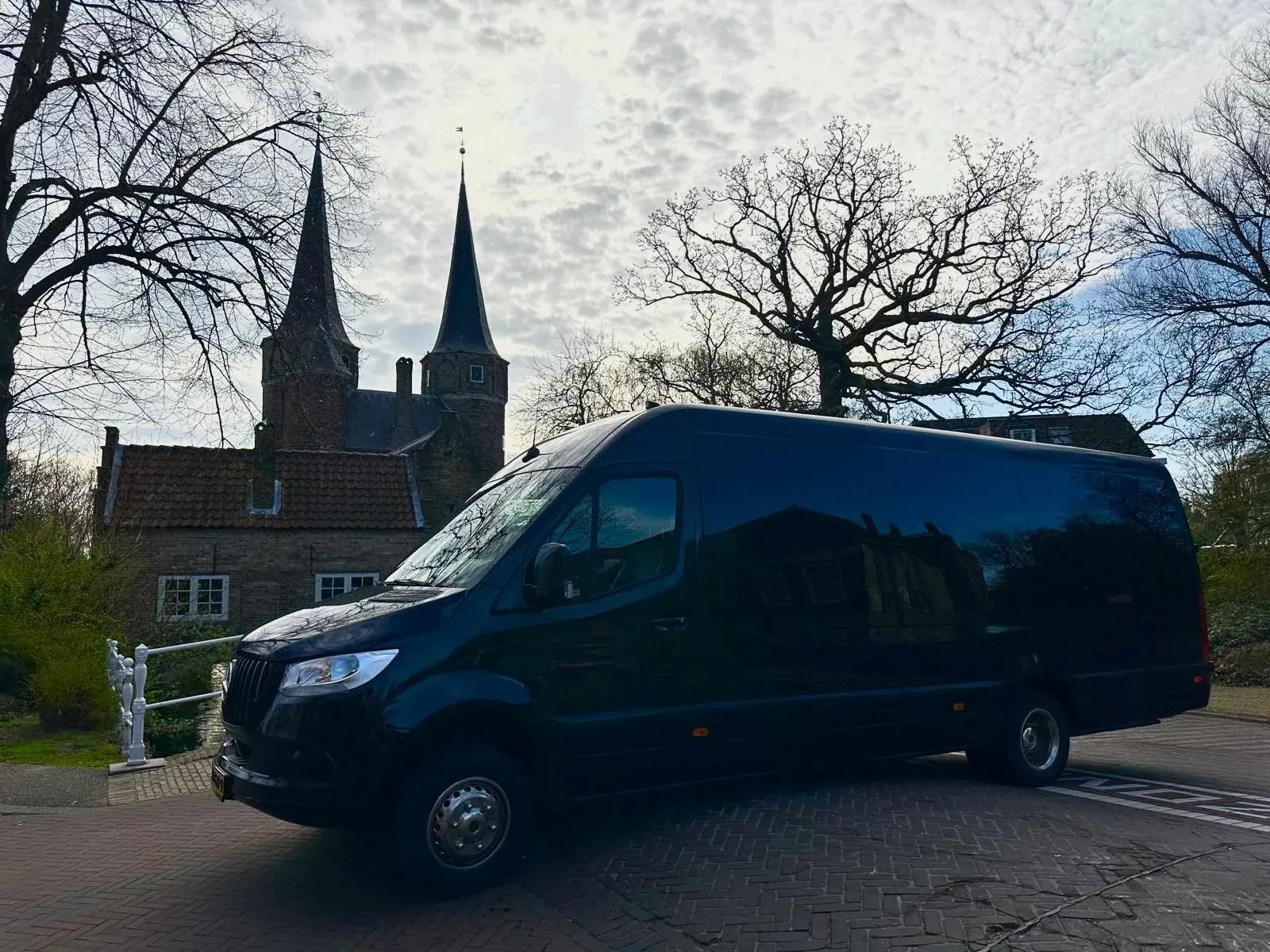 The minivan at the Oostpoort gate in Delft