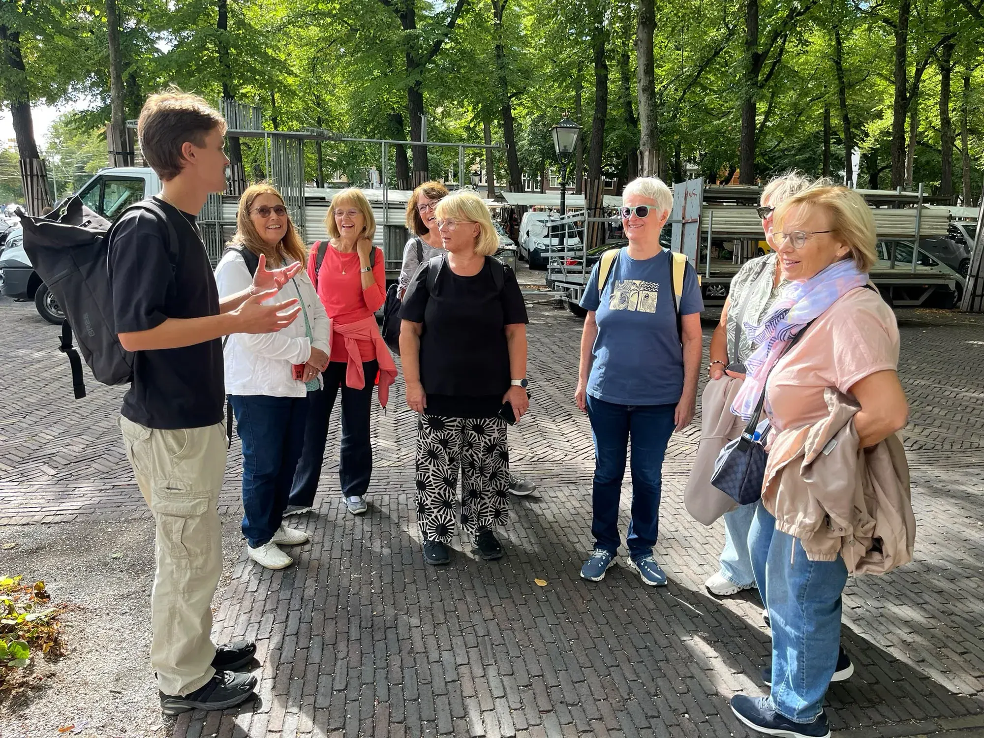 Ein Guide erklärt einer kleinen privaten Gruppe die Stadt am Lange Voorhout in Den Haag