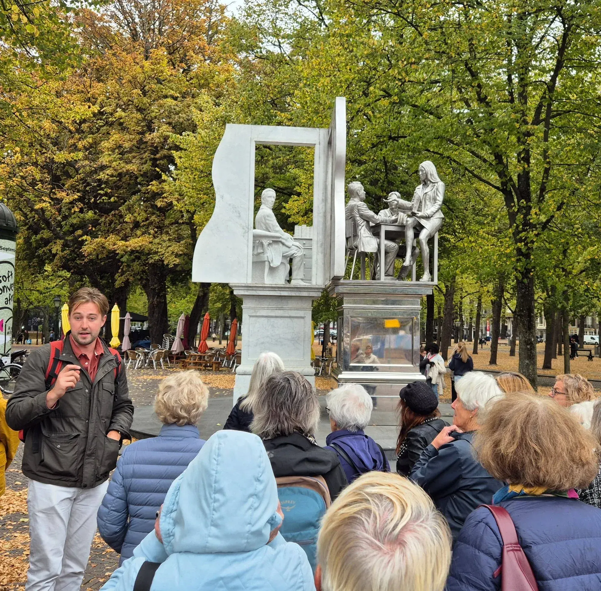 A guide explaining the Thorbecke monument on the Lange Voorhout, The Hague