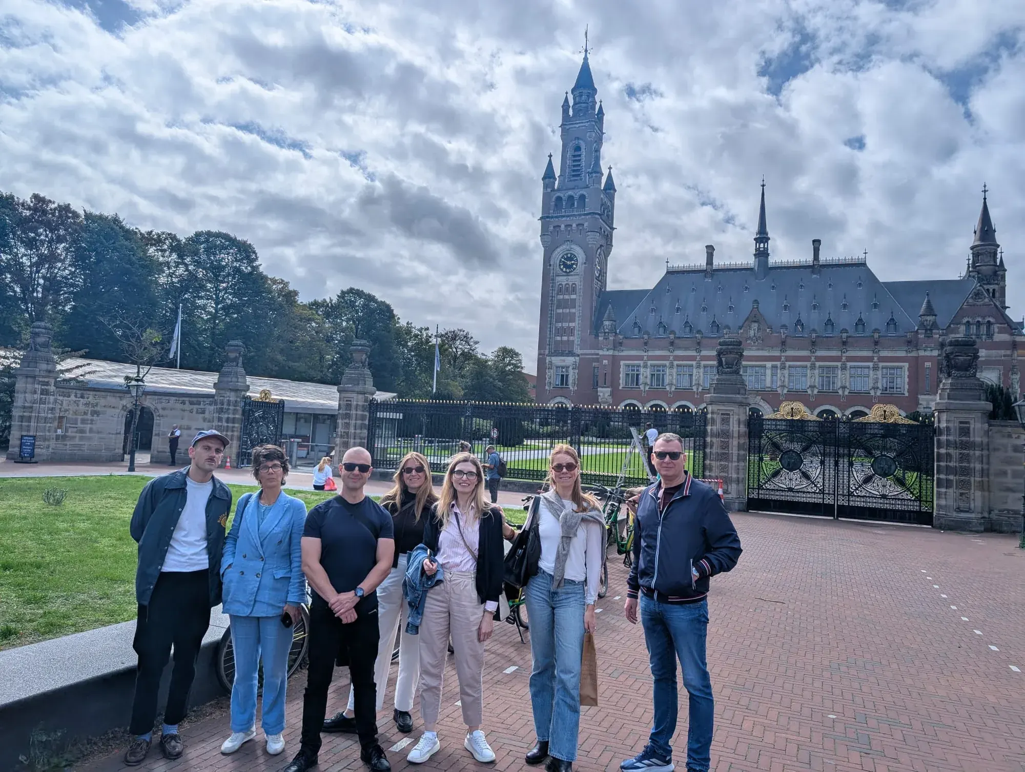 Eine Gruppe am Tor des Friedenspalastes in Den Haag