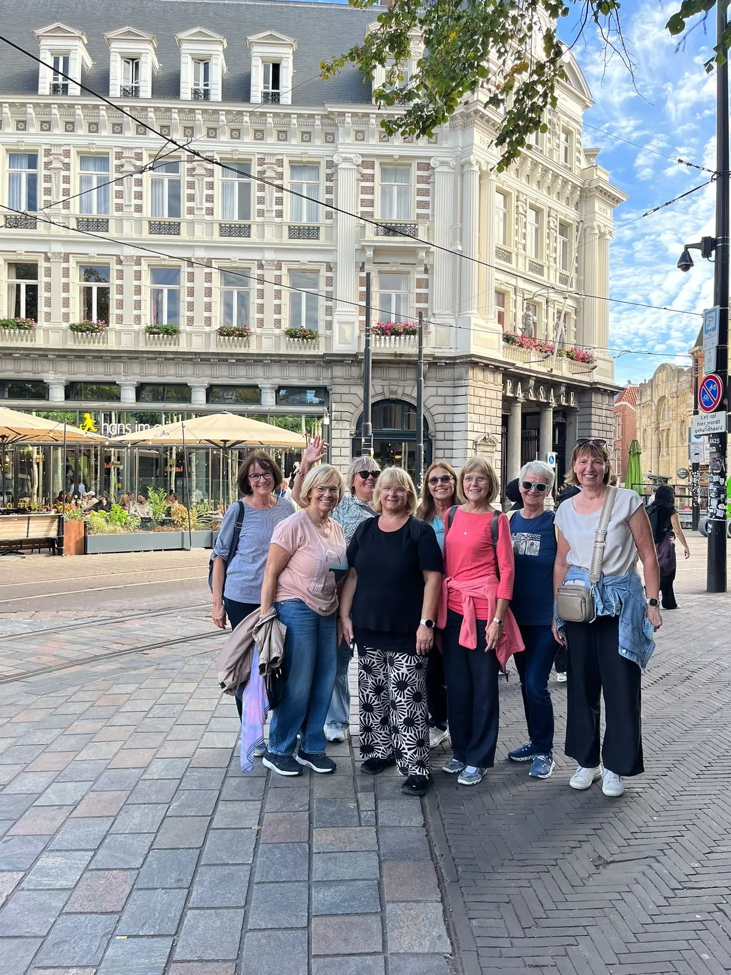 Eine private Reisegruppe vor dem Eingang der Passage in Den Haag