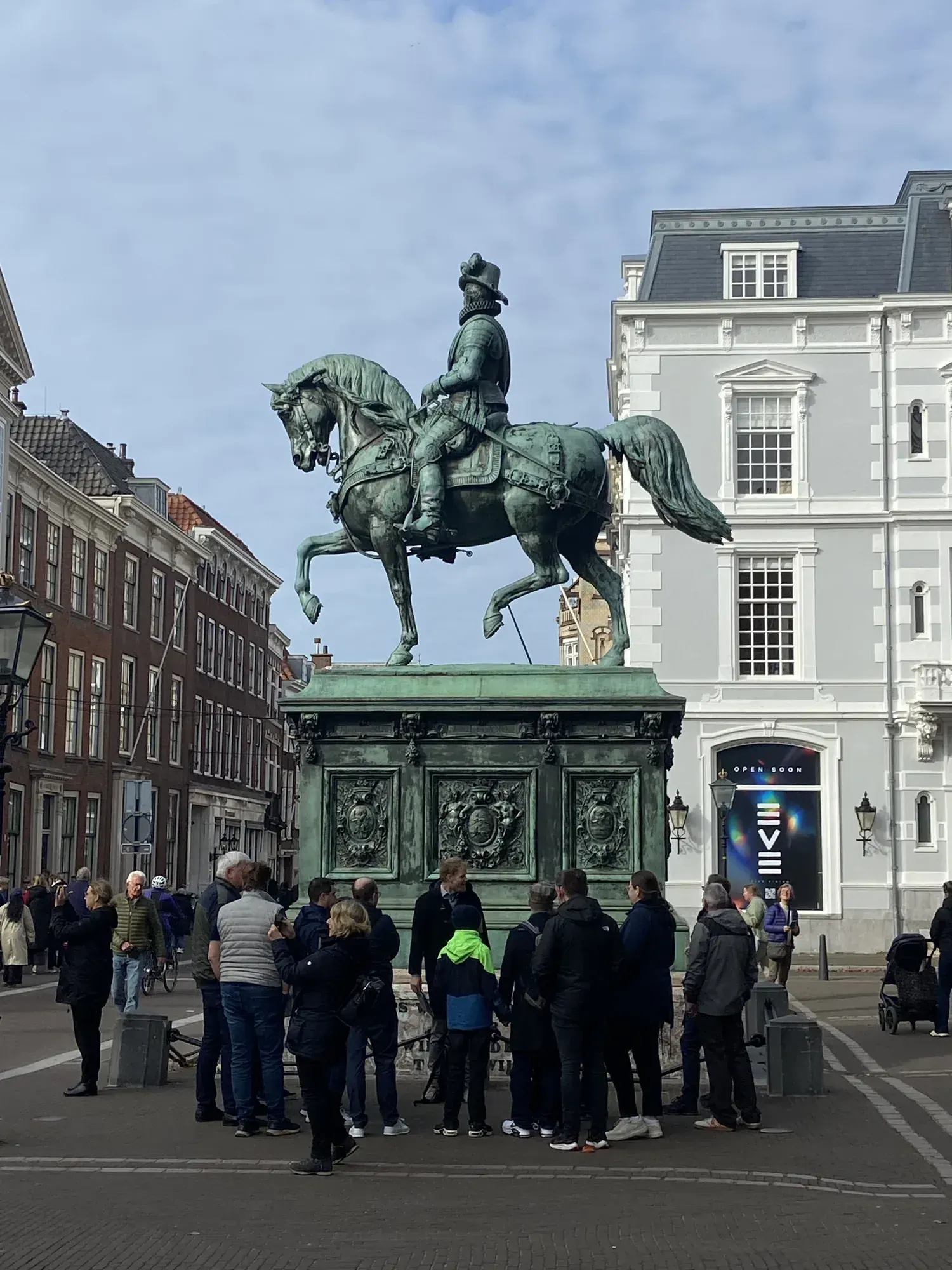 A tour group at the equestrian statue of William of Orange, The Hague