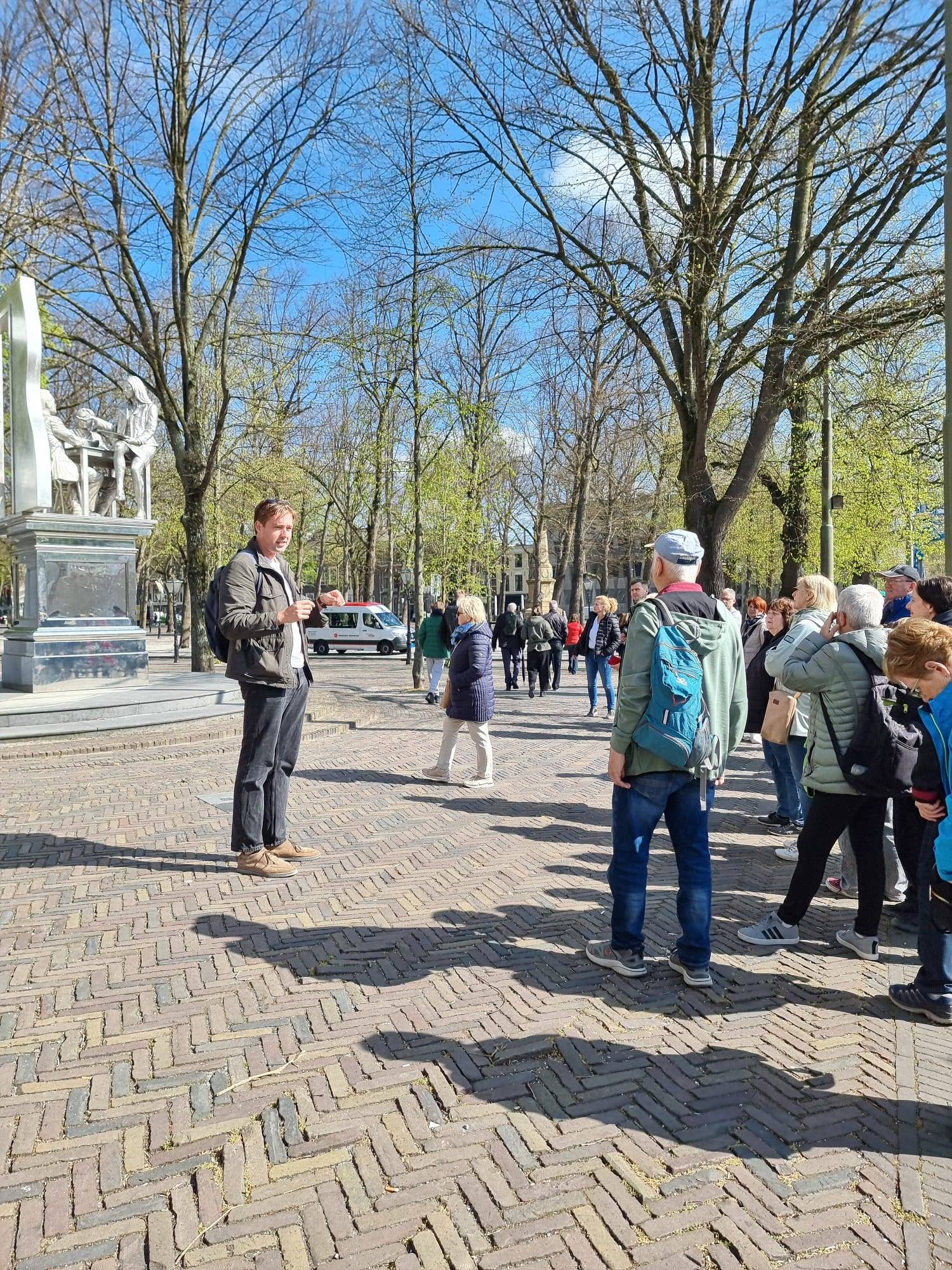 Group and guide in The Hague