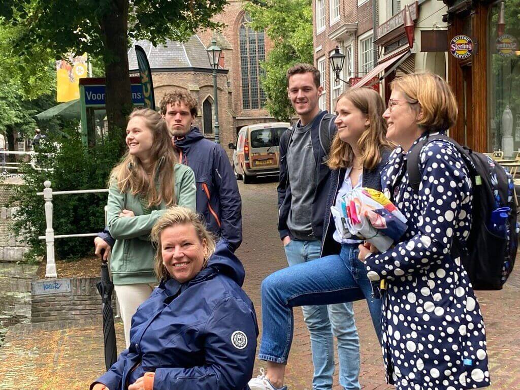 Guide and group in Delft during private walking tour