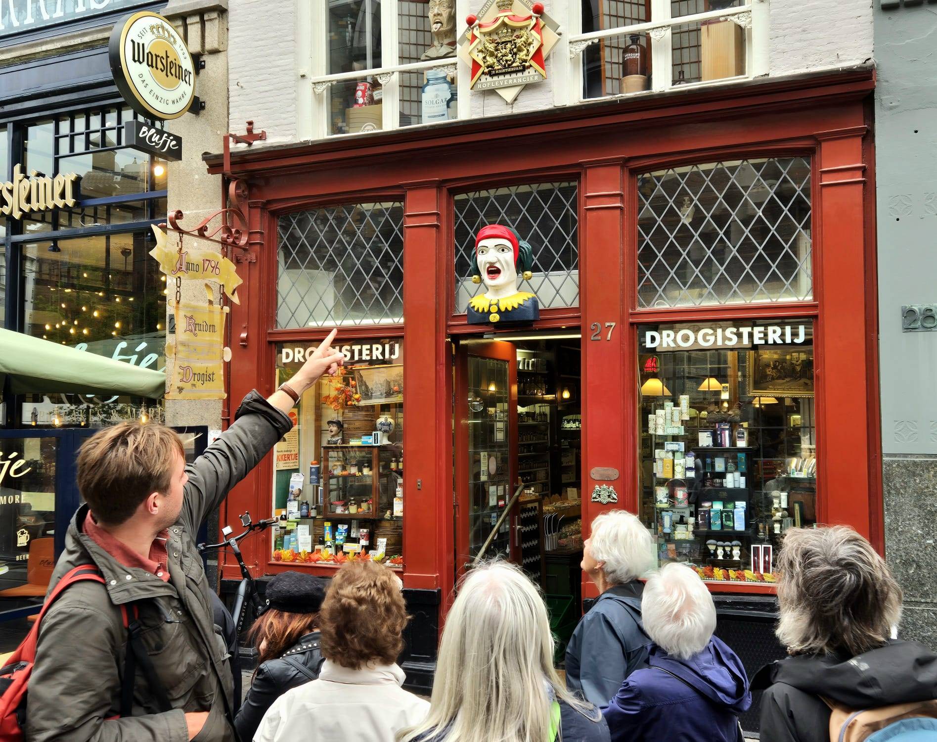 Guide and group in The Hague during private walking tour